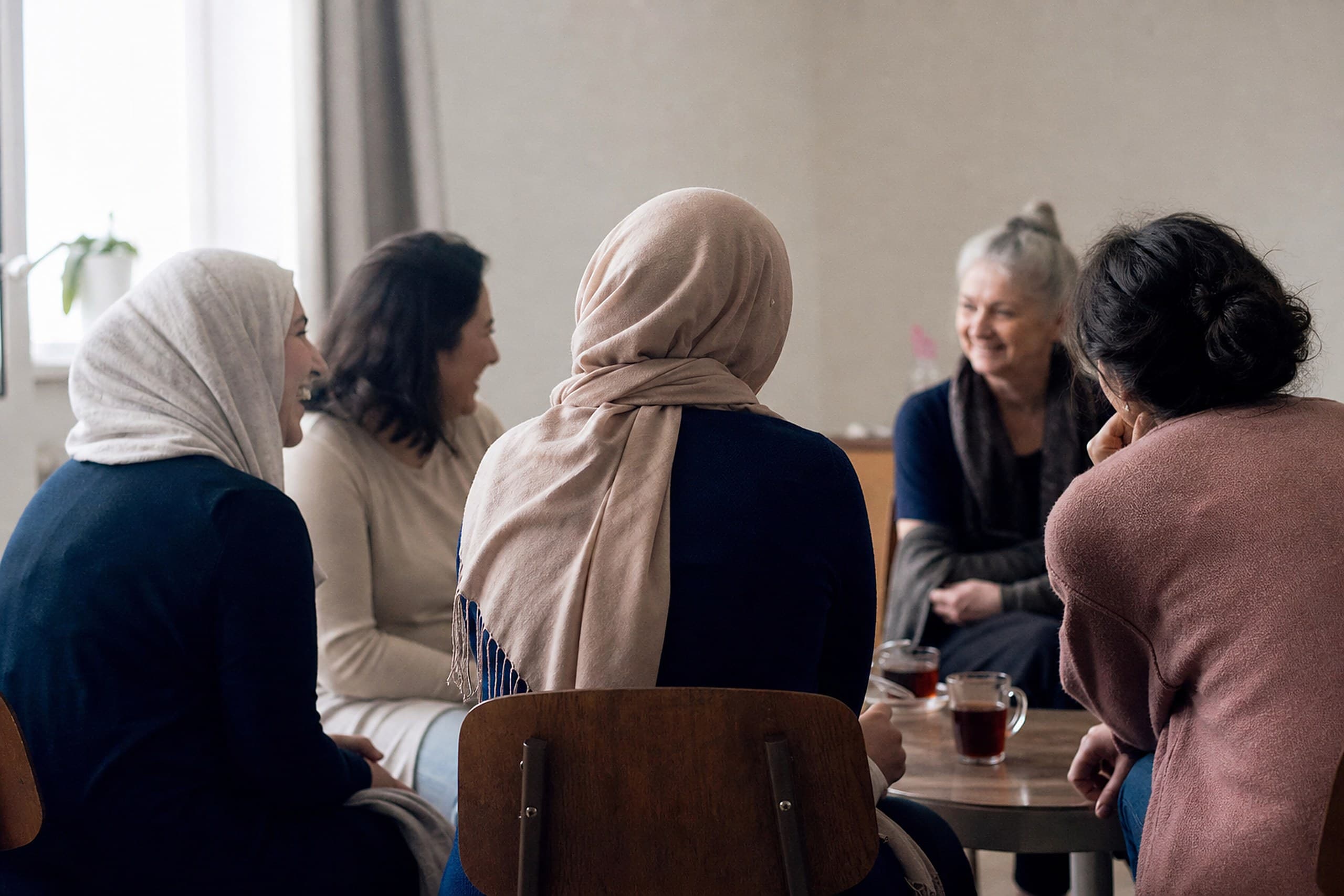 Frauen sitzen bei Tee zusammen und unterhalten sich